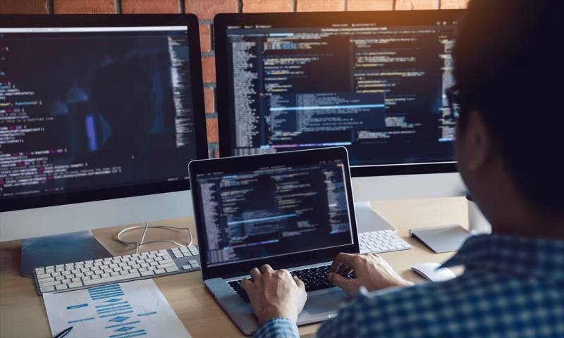 数据科学选型:R与Python如何赋能天元区网站建设?